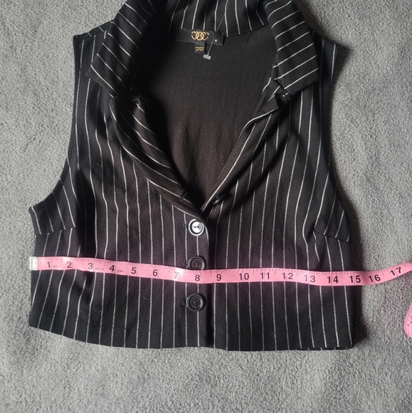 black cropped vest with white stripes - Picture 4 of 6